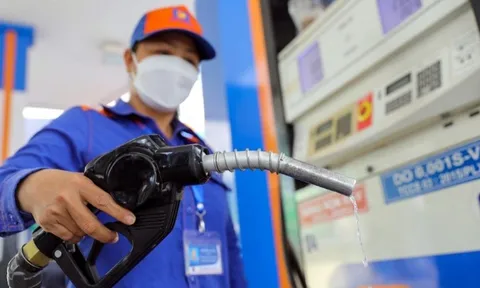 Giá xăng tăng vượt mốc 24.000 đồng/lít