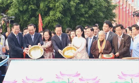 Chủ tịch nước Võ Văn Thưởng thực hiện nghi thức thả cá chép tiễn ông Công, ông Táo