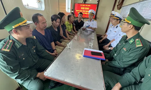 Tàu Hải quân 408 bàn giao 05 ngư dân trên tàu cá BĐ 96827 TS