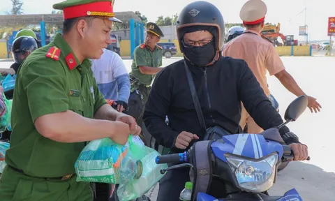 Ninh Thuận: Phát 2.000 phần quà cho người đi xe máy về quê đón Tết