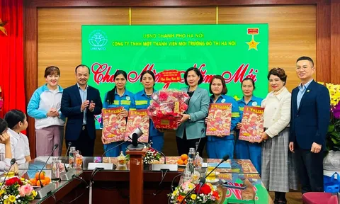 Hội LHPN Hà Nội chúc Tết, tặng quà công nhân môi trường đô thị