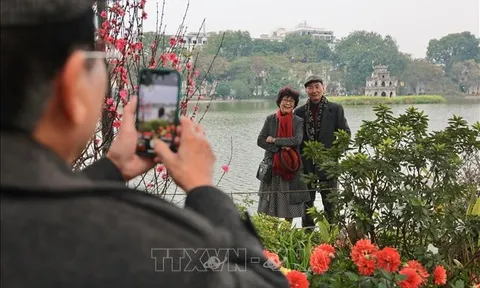 Người dân Thủ đô đón Giao thừa trong rộn ràng niềm vui