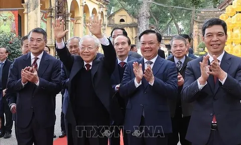 Tổng Bí thư Nguyễn Phú Trọng dâng hương tại Hoàng thành Thăng Long