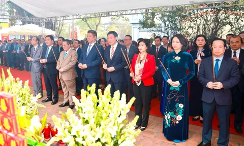 Dâng hương tưởng niệm Tiên triết Chu Văn An và khai bút Xuân Giáp Thìn