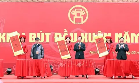 Chủ tịch nước khai bút đầu xuân tại Khu Lưu niệm Nguyễn Trãi