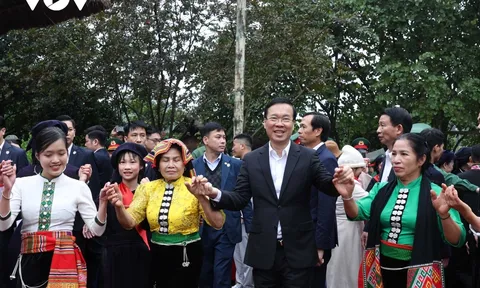 Chủ tịch nước dự múa Xòe, đánh cồng và tra hạt giống tại Ngày hội Sắc Xuân
