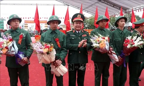 Thứ trưởng Bộ Quốc phòng Hoàng Xuân Chiến dự lễ giao nhận quân tại tỉnh Hưng Yên