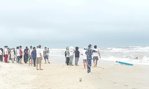 Kịp thời cứu hộ 04 ngư dân gặp nạn trên biển