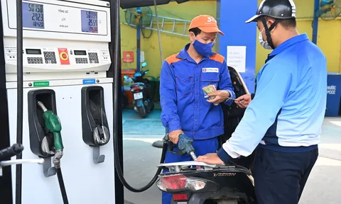 Giá xăng giảm nhỏ giọt, dầu tăng