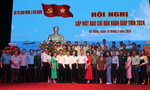 Vùng 3 Hải quân gặp mặt báo chí đầu xuân, khen thưởng các phóng viên đạt thành tích tốt