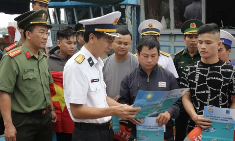 Vùng 3 Hải quân động viên, thăm hỏi và trao quà cho ngư dân Đà Nẵng