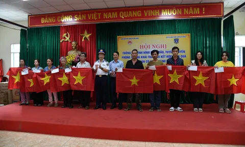 Vùng Cảnh sát biển 2 tuyên truyền phòng chống khai thác hải sản bất hợp pháp