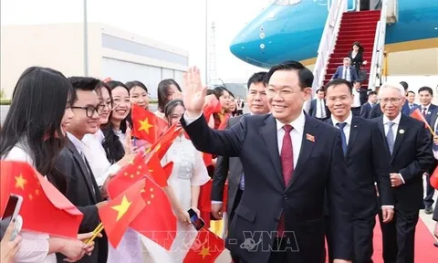 Chủ tịch Quốc hội Vương Đình Huệ đến thủ đô Bắc Kinh, bắt đầu thăm chính thức nước Cộng hòa Nhân dân Trung Hoa