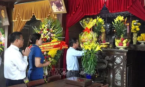 Dâng hương, hoa tưởng niệm 117 năm ngày sinh đồng chí Tổng Bí thư Lê Duẩn