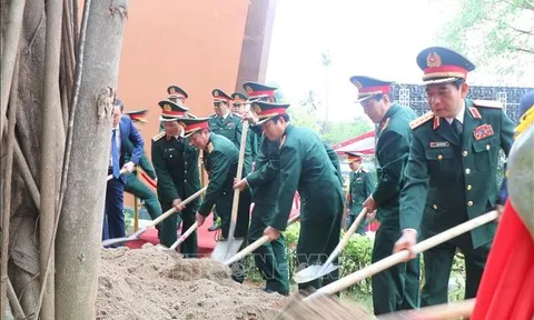 Khánh thành Bức phù điêu 'Bác Hồ nói chuyện với Đại đoàn quân Tiên Phong' tại Đền Hùng