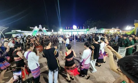 Khai mạc triển lãm "Du lịch qua các miền di sản và danh thắng Việt Nam" tại Điện Biên