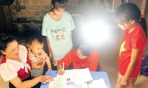 Vùng cao Điện Biên: Nhiều em nhỏ lần đầu được học dưới ánh điện