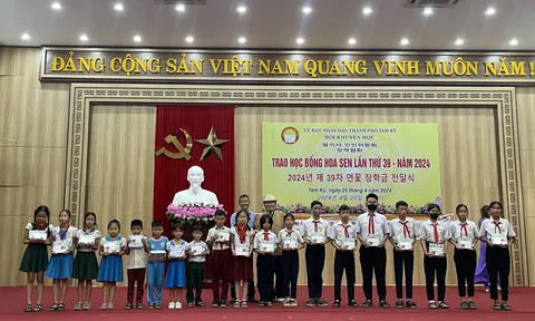 Làng Hoa Sen quốc tế Hàn Quốc trao 100 suất học bổng cho học sinh Tam Kỳ