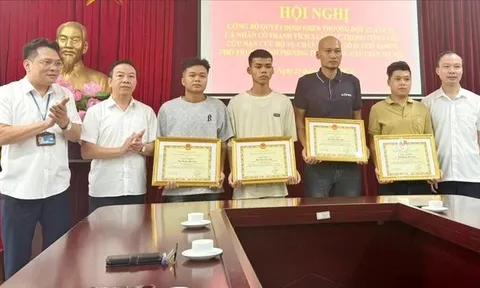 Khen thưởng 4 công dân dũng cảm cứu người trong vụ cháy ở phố Trung Kính
