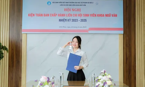 Nữ sinh thủ khoa môn văn cùng bí quyết luyện thi "chắc nền cơ bản mới tới xây tường"