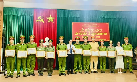 Bế giảng lớp sơ cấp lý luận chính trị dành cho Công an tỉnh