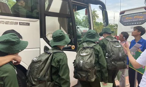 150 học sinh tham gia trải nghiệm môi trường quân đội
