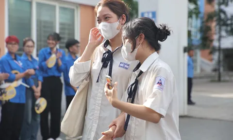 Sáng nay, thí sinh tiếp tục với bài thi tổ hợp Khoa học Tự nhiên và Khoa học Xã hội