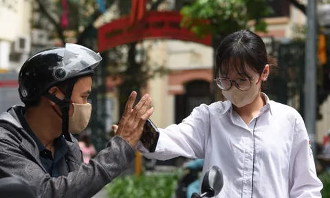 Ngày Gia đình Việt Nam: Những cái ôm đáng nhớ và ánh mắt yêu thương trong kỳ thi THPT 2024