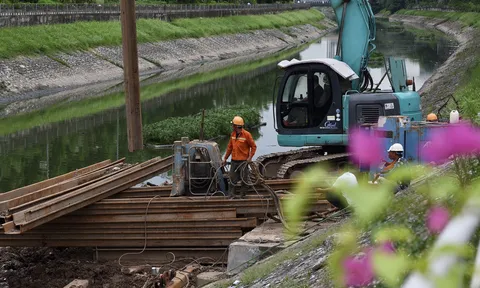 Nguyên nhân khiến nước sông Tô Lịch đột ngột chuyển sang màu xanh