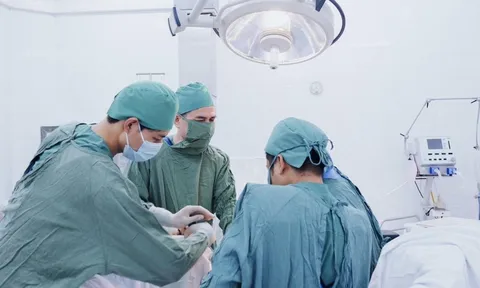 Bệnh viện Bắc Thăng Long phẫu thuật thành công ca tụ máu não mạn tính cho bệnh nhân 76 tuổi