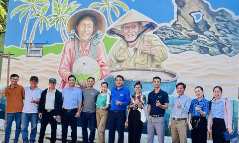 Huyện Đoàn Núi Thành đến thăm công trình phục dựng “Làng bích hoạ Tam Hải”