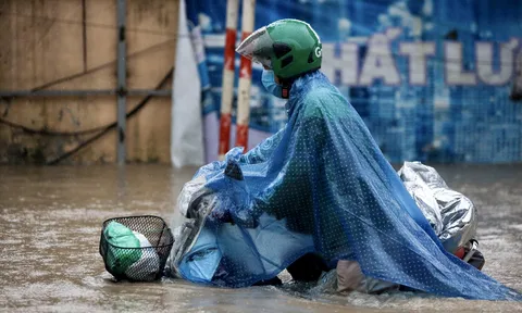 Hoàn lưu bão số 2 gây mưa lớn ở Hà Nội, giao thông tê liệt