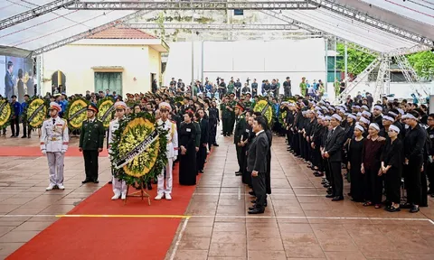 Người dân ở Lại Đà xếp hàng từ sáng sớm để vào viếng Tổng Bí thư Nguyễn Phú Trọng