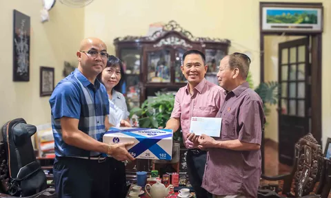 Lãnh đạo Tạp chí điện tử NLNT Việt tri ân 27/7