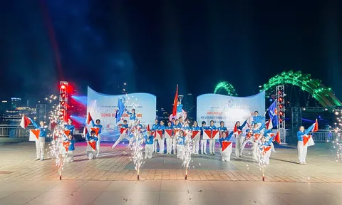 Ấn tượng màn đồng diễn Semaphore của thanh niên Đà Nẵng tại cầu Rồng
