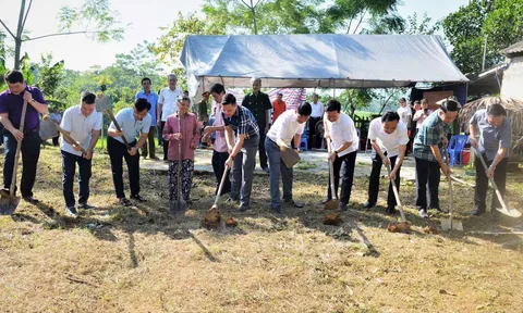 CLB báo chí Phú Thọ thăm, tặng quà cho học sinh và gia đình có hoàn cảnh khó khăn tại Yên Lập và Hạ Hoà
