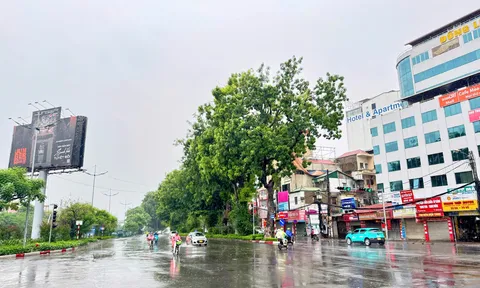 Hà Nội: Người dân tranh thủ đi chợ sớm trước khi bão số 3 đổ bộ
