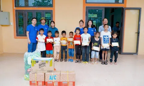 Vạn dặm thương yêu chung tay nâng bước em đến trường