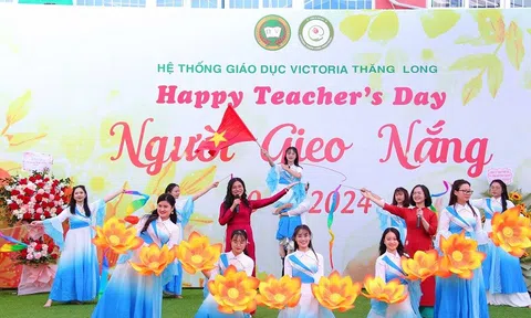 Ấm áp tình thầy trò trong Lễ tri ân “người gieo nắng” tại Trường Tiểu học và THCS Victoria Thăng Long