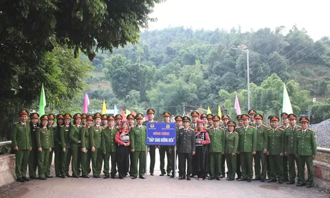 Thanh niên công an Điện Biên phối hợp tổ chức chương trình tặng quà công an xã biên giới và khánh thành công trình “ Thắp sáng đường biên”