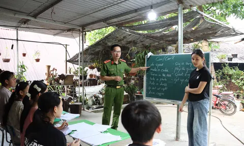 Thiếu tá Chinh mở lớp dạy tiếng Anh nơi biên giới Lai Châu