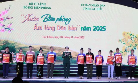 Chủ tịch nước Lương Cường dự Chương trình “Xuân Biên phòng ấm lòng dân bản" tại xã Pa Tần