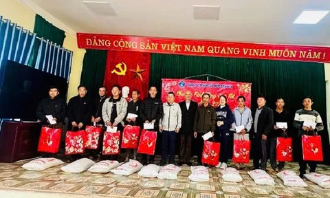 Hỗ trợ người nghèo xã Nậm Tin đón Tết ấm áp