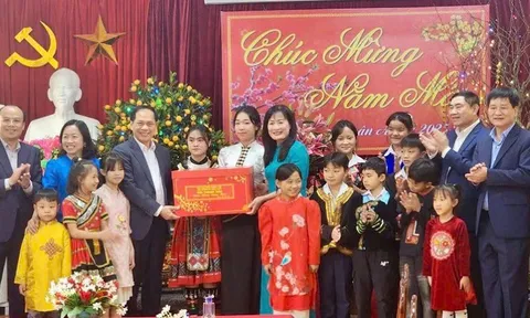 Phó Thủ tướng, Bộ trưởng Ngoại giao Bùi Thanh Sơn thăm và trao quà Tết tại Điện Biên