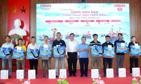 Nhiều phần quà đến với ngư dân vùng biển Nghệ An