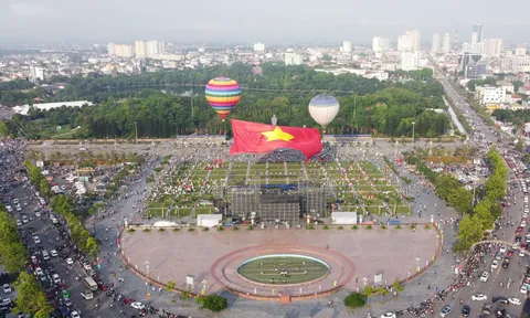Bay đại kỳ Tổ quốc 2025m2 chào mừng kỷ niệm 135 năm Ngày sinh Chủ tịch Hồ Chí Minh