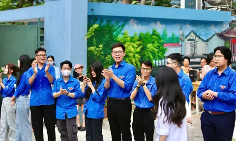 Hà Nội: Màn "cứu trợ đặc biệt" của phụ huynh và đội tình nguyện viên