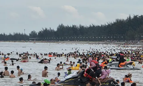Du lịch Cửa Lò và bài toán "ác mộng mô tô nước" với du khách