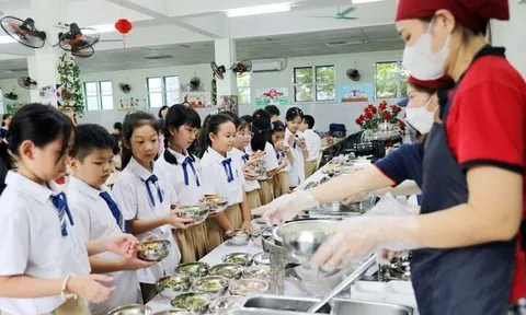 Hà Nội xem xét mở rộng hỗ trợ bữa ăn bán trú cho các cấp học