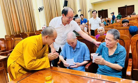 Trao tặng 35 suất quà tri ân thân nhân các gia đình chính sách nhân ngày 27/7 tại phường Vinh Lộc, Nghệ An